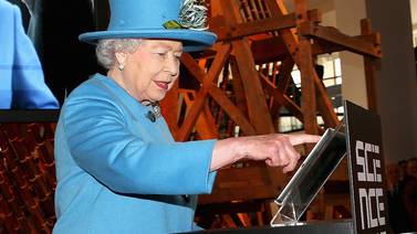 Reina Isabel II de Inglaterra escribió su primer 'tuit'