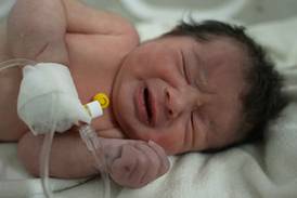 Recién nacida con el cordón umbilical es hallada con vida en Siria entre los escombros