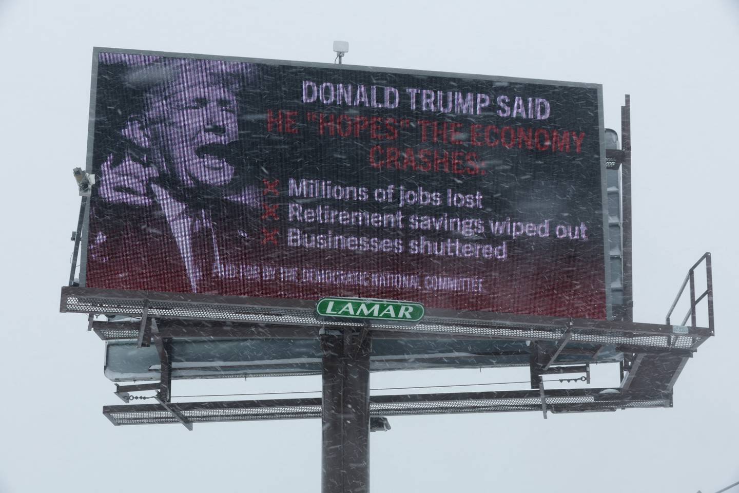 El expresidente Donald Trump canceló sus mítines programados para el sábado en Iowa debido a las duras condiciones invernales.