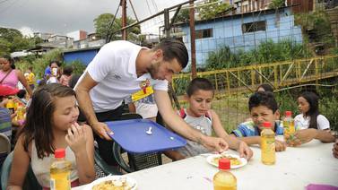 Jugadores del Herediano compartieron almuerzo con niños del barrio Guararí