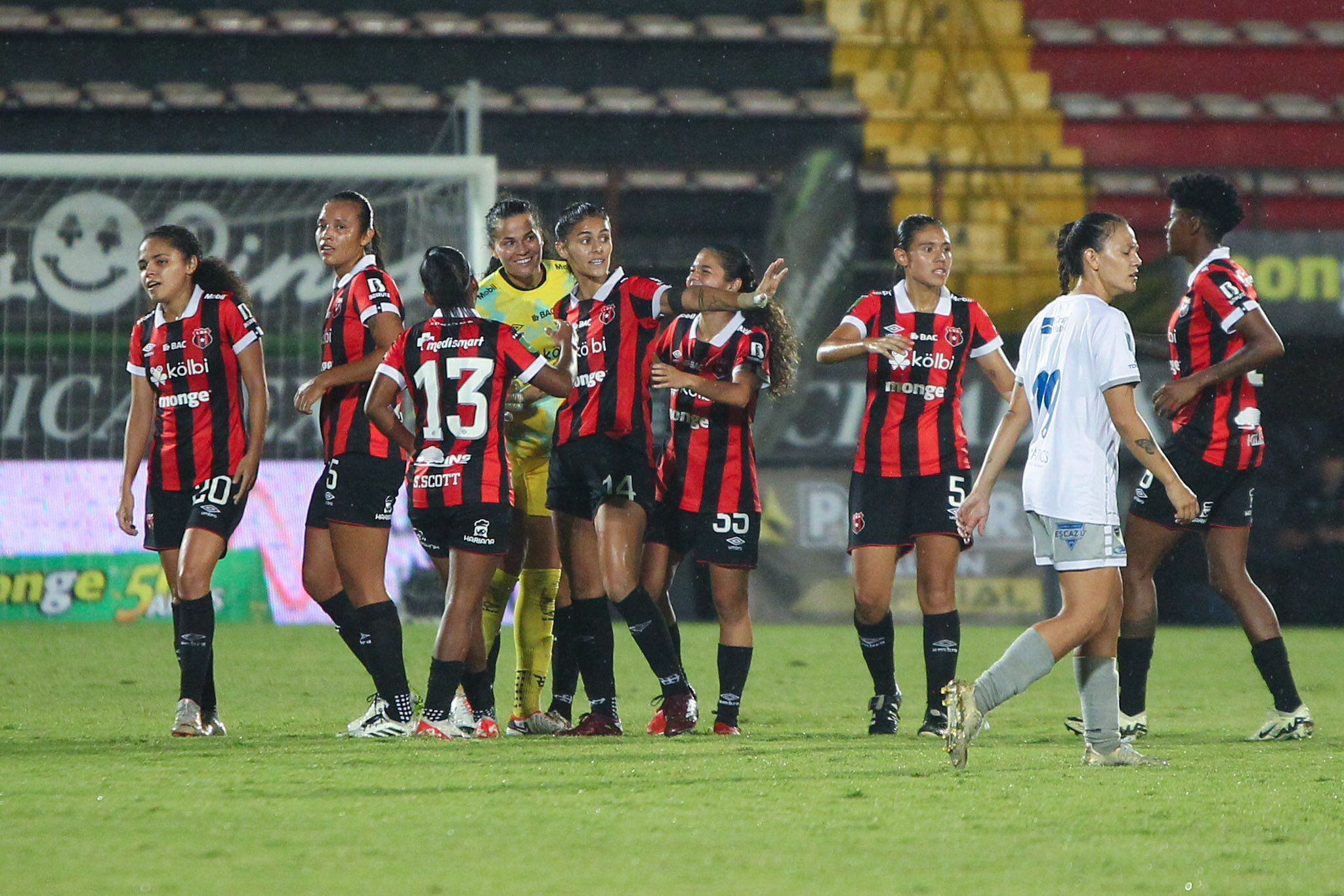 Las leonas de Liga Deportiva Alajuelense festejan el último gol del partido contra Dimas Escazú, obra de Fabiola Villalobos.