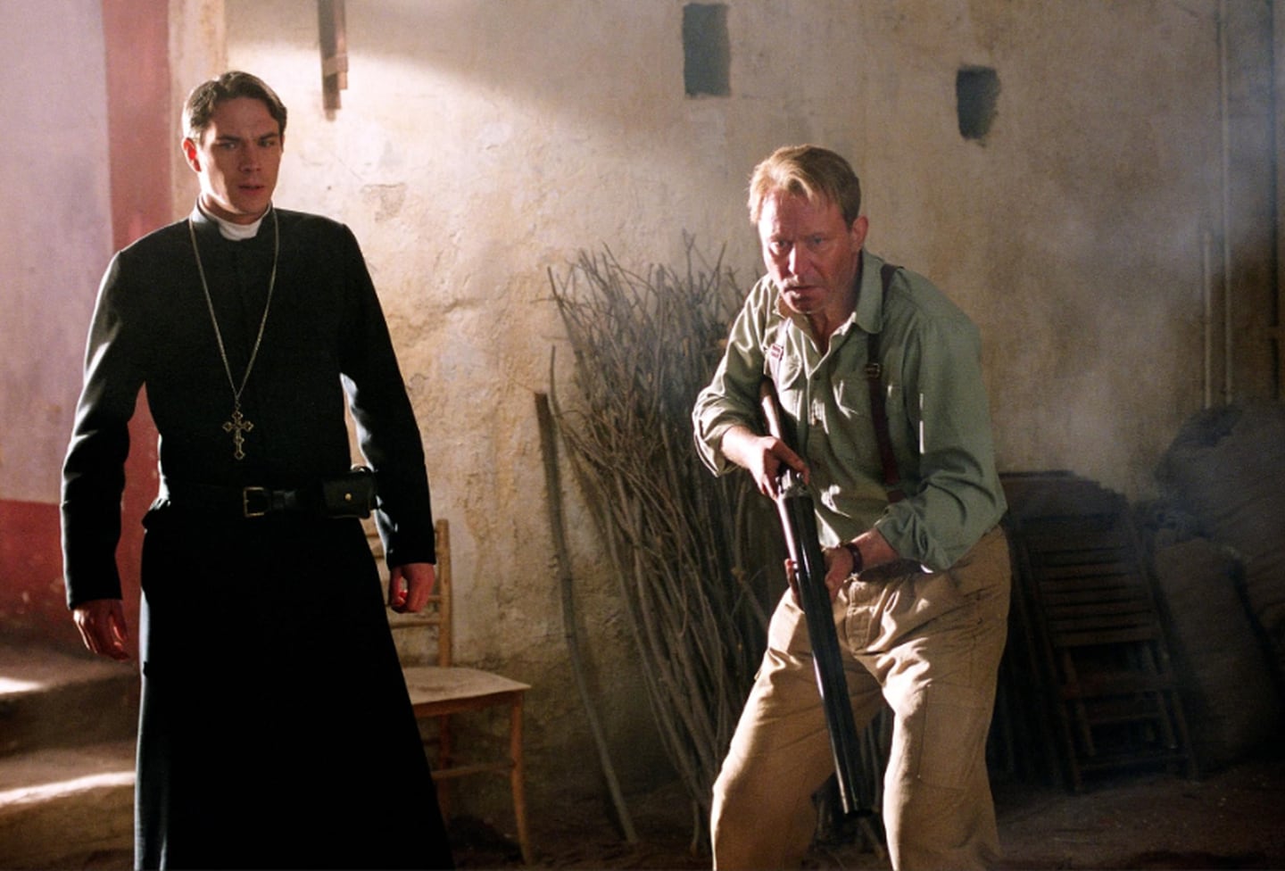 James D'Arcy (izq) y Stellan Skarsgård (der) son dos de los principales actores en 'El Exorcista: El Comienzo'.