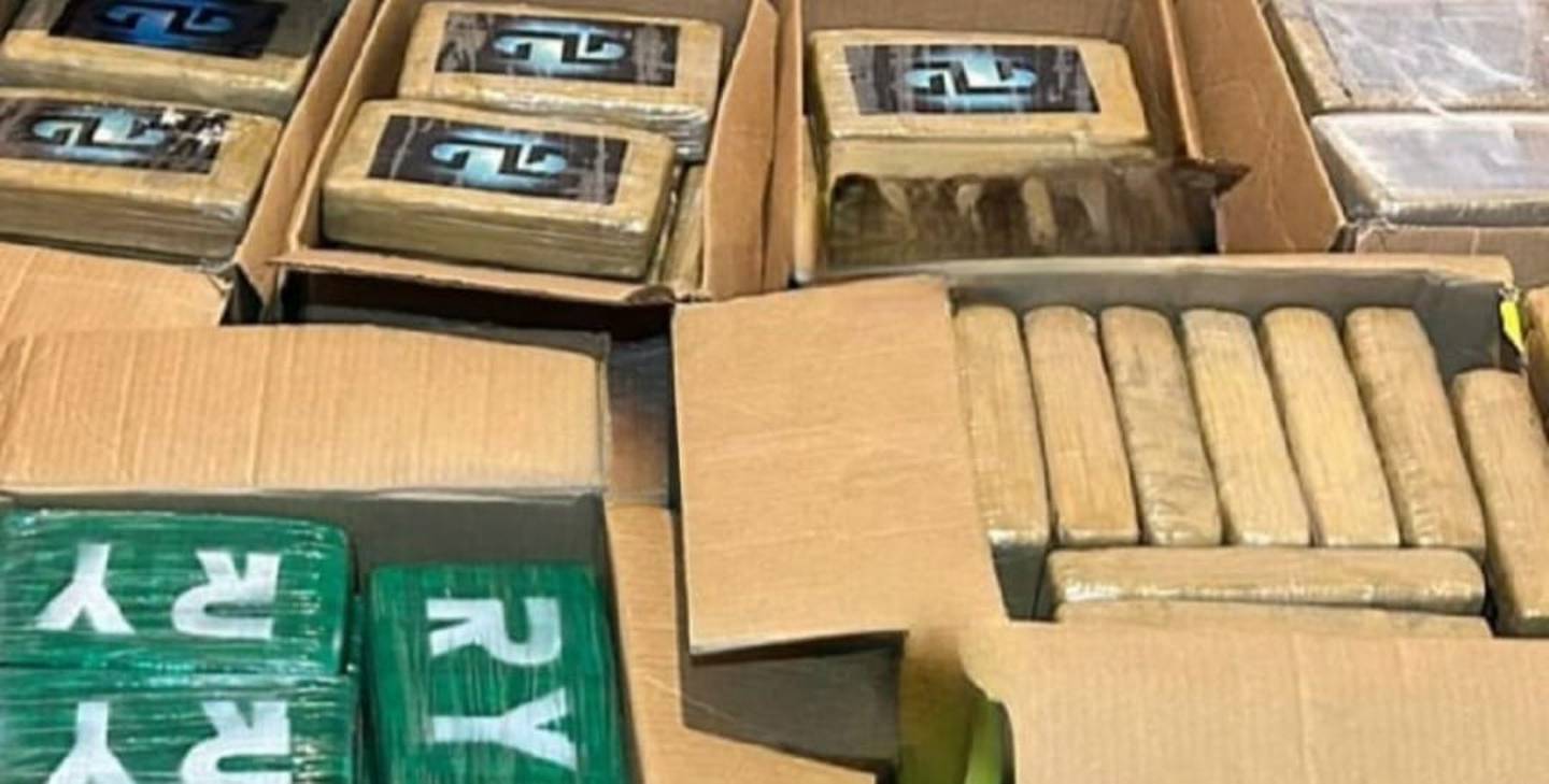 En una de las viviendas allanadas la PCD encontró paquetes de cocaína listos para ser colocados en el mercado nacional e internacional. Foto: Cortesía MSP.