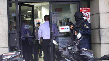 Cliente bancario aprovechó robo al BCR de Aserrí para hurtar fajo de billetes y esconderlo en su pantalón