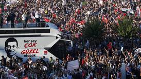 Multitud saluda al nuevo alcalde de Estambul durante su investidura