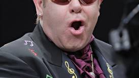    Elton John tiene      <b>apendicitis</b> 