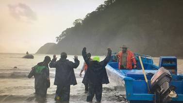 Náufragos ecuatorianos abandonan Isla del Coco por sus propios medios