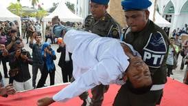 Hombre en Indonesia se desmaya por azotes y lo reaniman para terminar el castigo