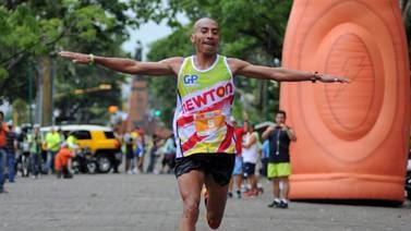  El guatemalteco Amado García fue el más veloz en la Media Maratón Correcaminos