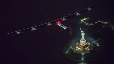 Avión Solar Impulse aterriza en Nueva York después de sobrevolar la Estatua de la Libertad
