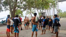 El valor oculto del surf en Costa Rica: salvar vidas de turistas arrastrados por el mar