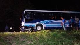 Trabajador del ICE muere al chocar motocicleta contra autobús