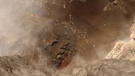 Vulcanólogo del Ovsicori captó rocas al rojo vivo desde borde del cráter del Turrialba