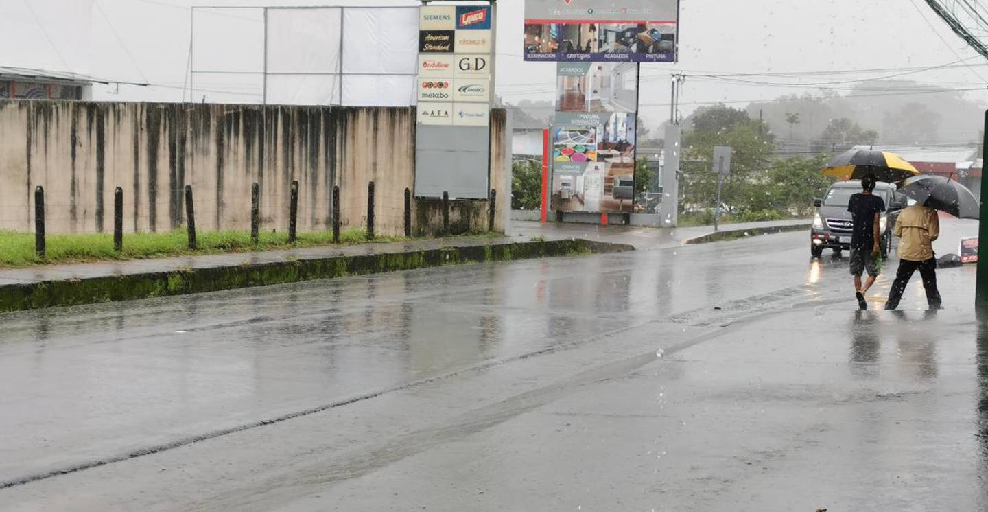 A las 10:30 a. m. en el centro de Guápiles la lluvia estaba acompañada por tormenta eléctrica. Parte de ese temporal alcanzó el este del Valle Central. Foto: Reiner Montero.