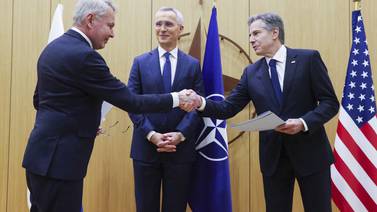 Finlandia se suma a la OTAN y Rusia promete  consecuencias 