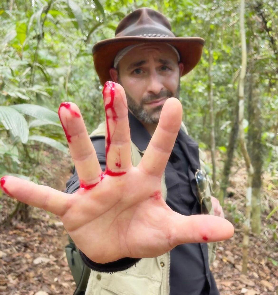 Coyote Peterson metió su mano en una caja con 50 hormigas zompopas que lo mordieron durante 10 segundos. 