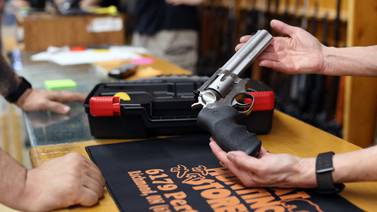 Senadores de EE. UU. anuncian acuerdo limitado para frenar la violencia con armas de fuego