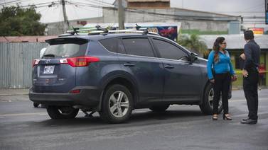 Vehículo conducido por abogada termina baleado en vía pública de Desamparados