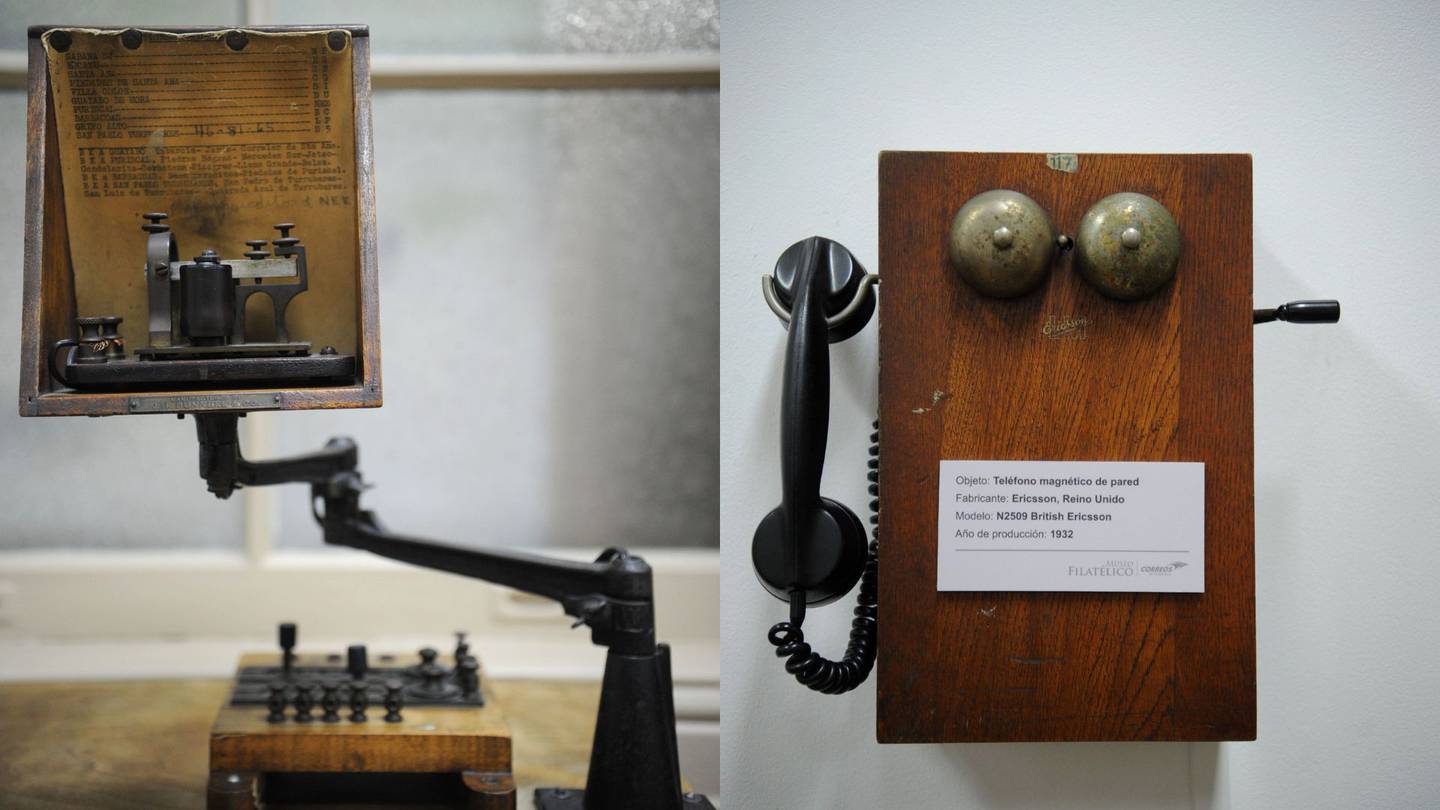 El teléfono magnético (izq) y el teléfono eléctrico (der) son parte de la colección del Museo Filatélico (Fotos: Diana Méndez)