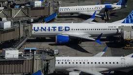 United Airlines encuentra tornillos sueltos en paneles de aviones 737 MAX durante inspección 