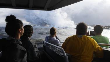 ‘Bomba de lava’ golpea barco turístico y hiere a 23 personas en Hawái