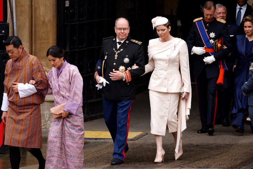 La princesa Charlene de Mónaco utilizó un vestido blanco chantilly, el cual combinó con un sombrero de cóctel y unos zapatos del mismo color. 