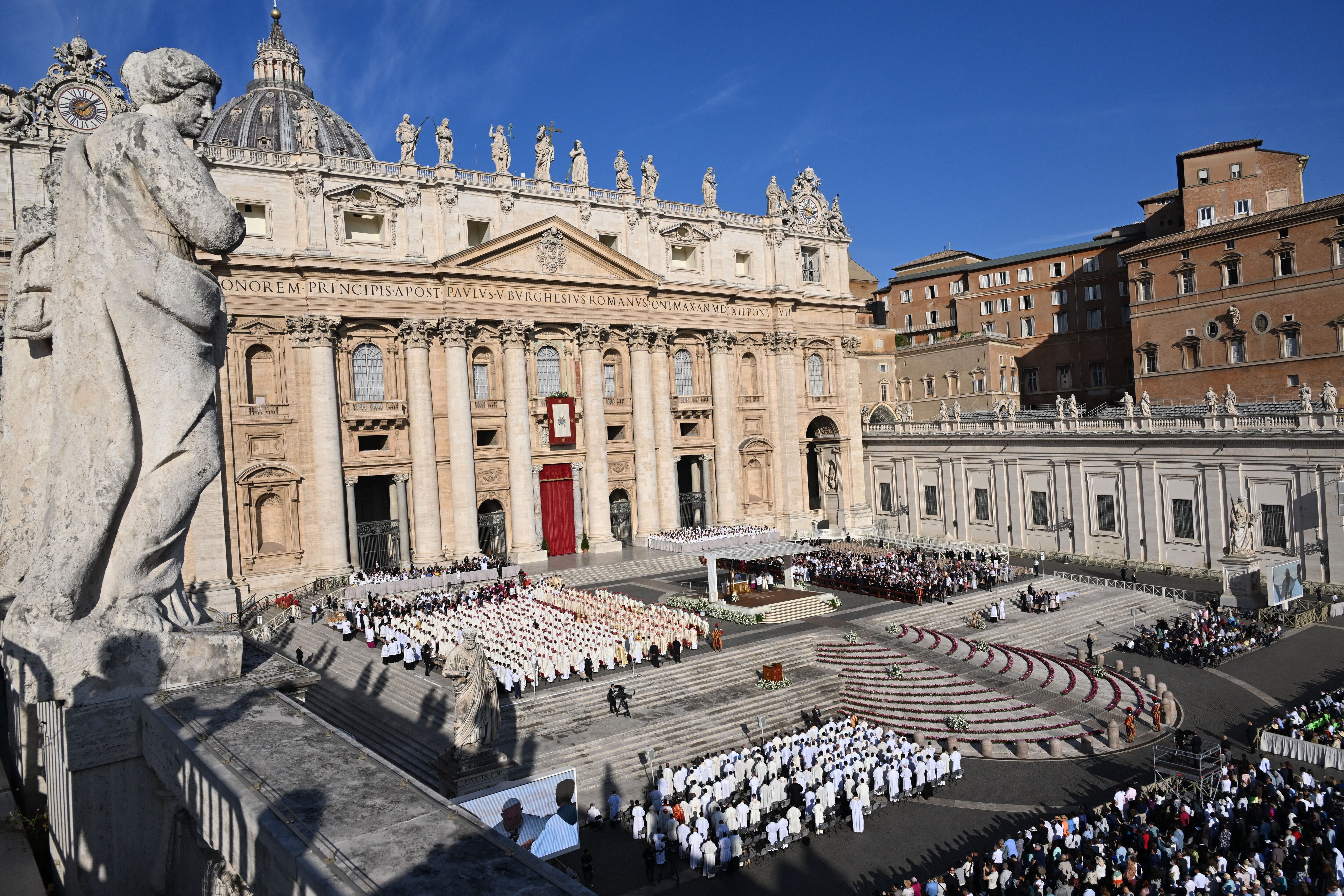 El Vaticano trató de corregir la controversia explicando que la expresión 'bandera blanca' significa un cese de hostilidades, no rendición.
