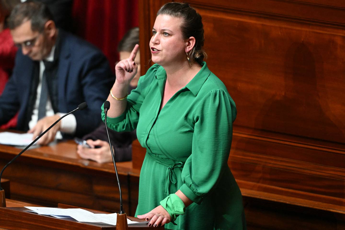 La presidenta del grupo Nupes en la Asamblea Nacional, Mathilde Panot, pronuncia un discurso durante la convocatoria de un congreso de ambas cámaras del parlamento en Versalles.