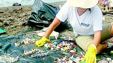 Tapas de botellas inundan playas del país