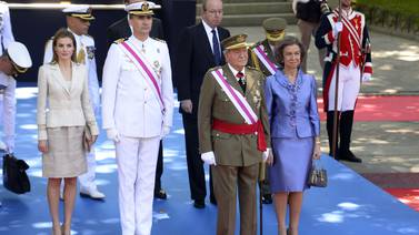 Rey Juan Carlos preside última ceremonia militar antes de ceder el trono a Felipe VI