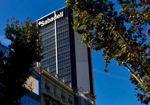 Edificio Banc Sabadell Barcelona Banco Sabadell Traslada Su Sede Fuera De Cataluna La Nacion