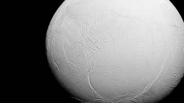 Sonda Cassini realizará acercamiento histórico a la luna helada de Saturno