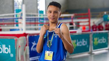 Juegos Nacionales: Boxeador compite con guantes prestados