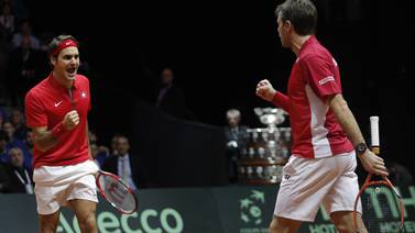 Roger Federer y Stanislas Wawrinka ganan en dobles y adelantan a Suiza en la Copa Davis 