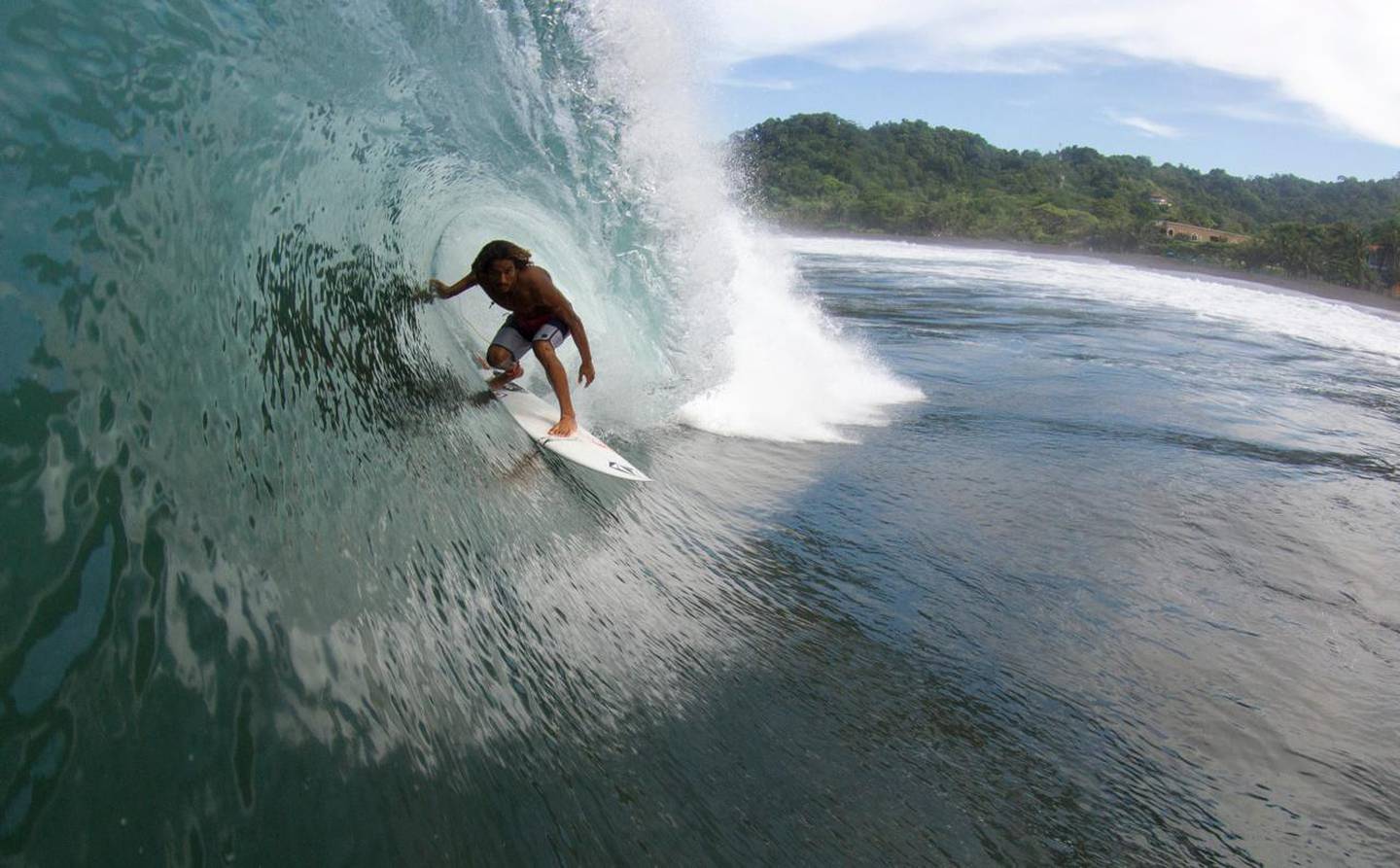 Carlos Muñoz disfruta de las consistentes olas de Playa Hermosa. Fotografía: Esteban Delgado
