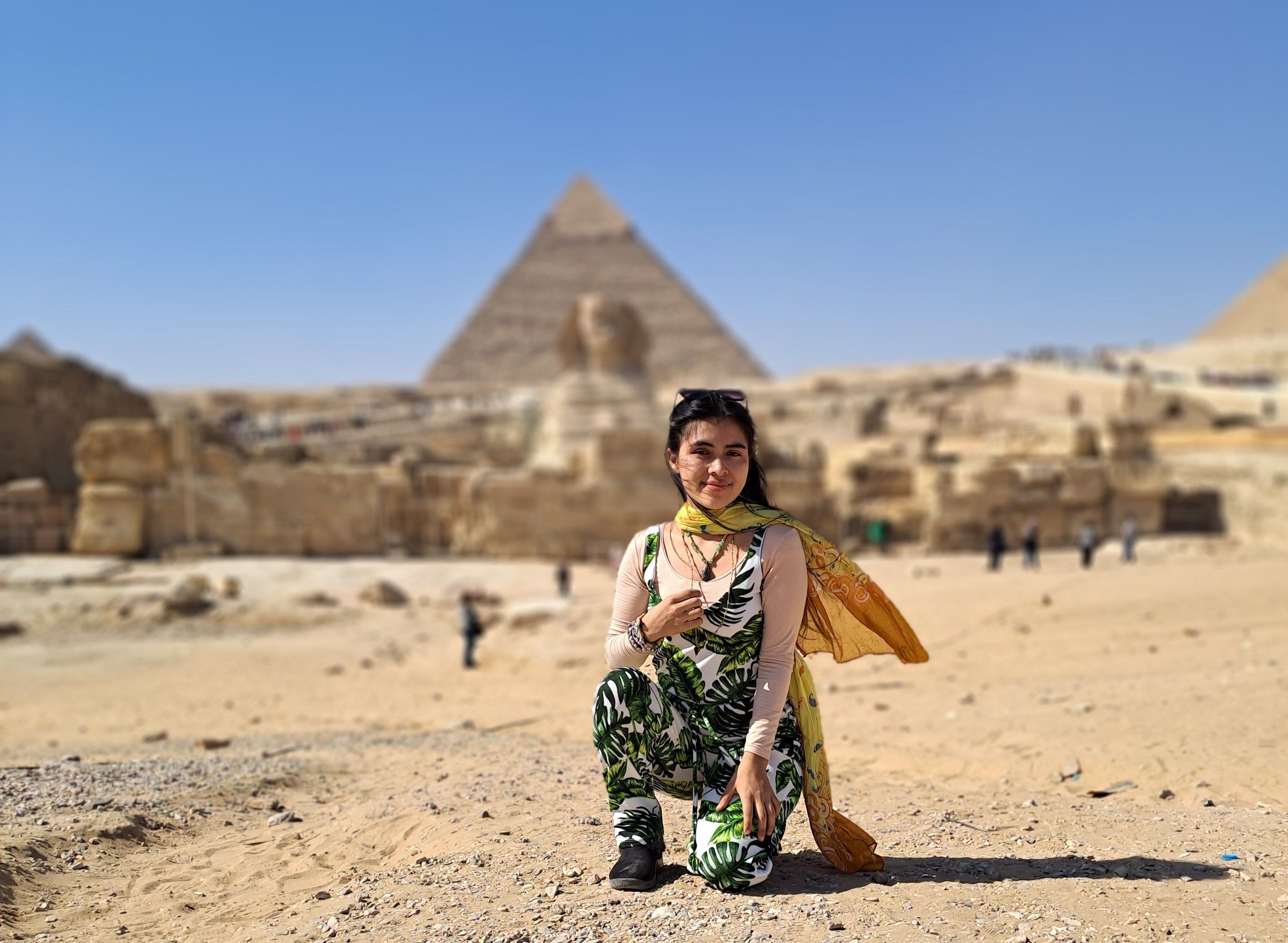 Reina Salguero Morales durante un paseo a las pirámides de Giza en El Cairo, el 7 de noviembre. Fotografía: Jessica Vega Ortega para LN.