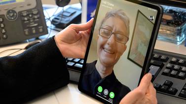Apple soluciona falla que permitía oír conversaciones ajenas