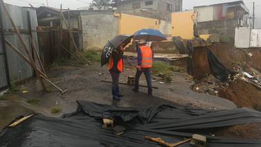 Lluvia y sismos obligan a desalojar 12 familias cercanas a deslizamiento en Desamparados