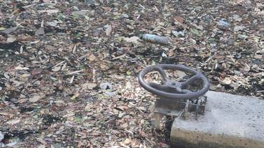Contaminación con residuos de basura amenaza planta del AyA en Liberia