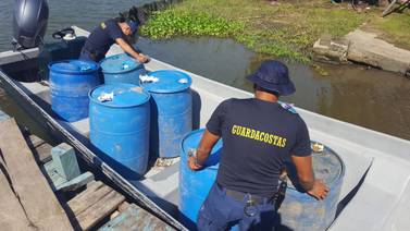 Guardacostas descubre ‘sospechoso’ traslado de 1.400 litros de gasolina en una panga en Siquirres