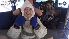 Abuelita de 102 años salta en paracaídas por una buena causa