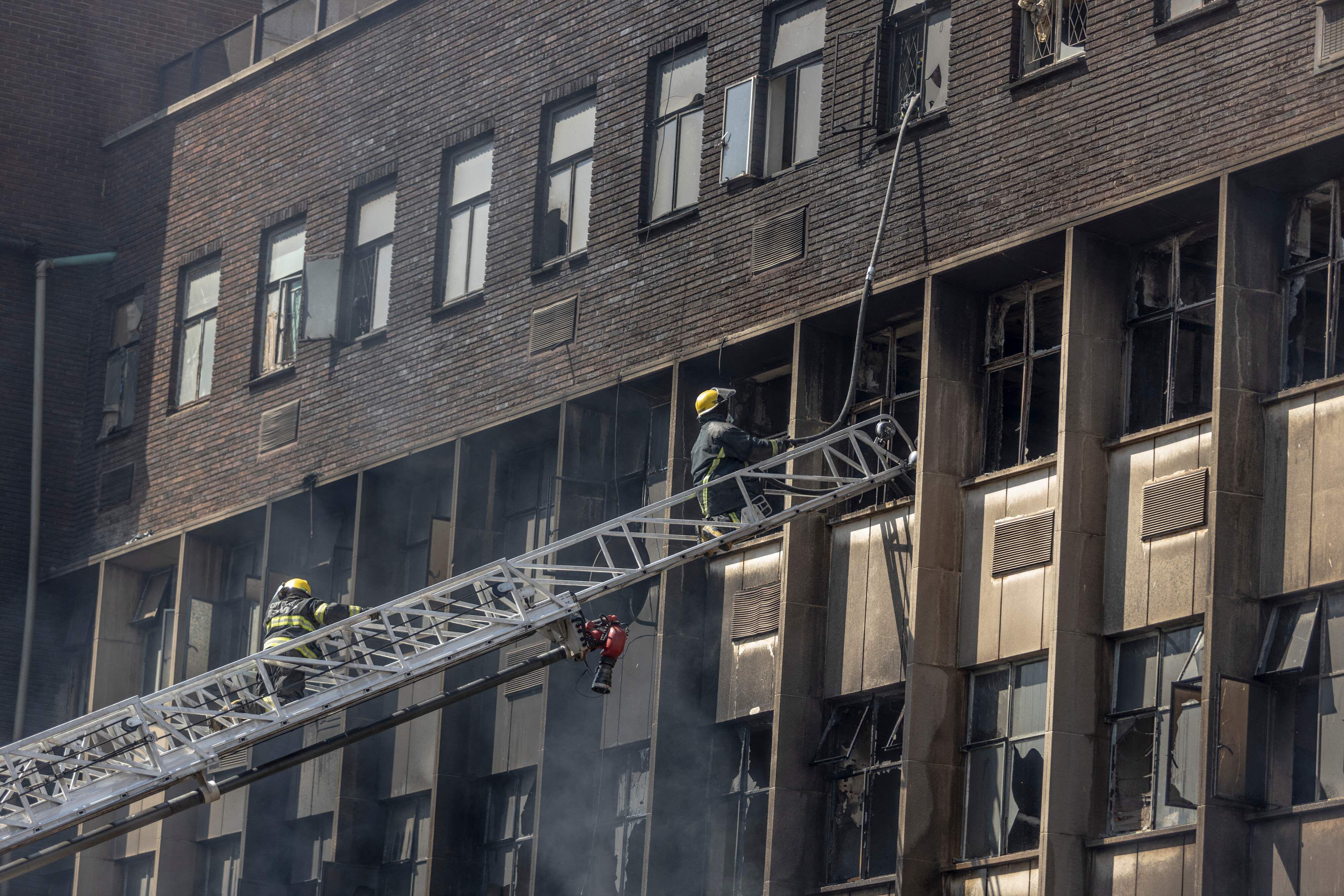 Incendio de edificio en Sudáfrica deja al menos 74 muertos, entre ellos 12 niños