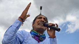 Líder indígena y exbanquero pelean voto a voto su pase a la segunda ronda en Ecuador