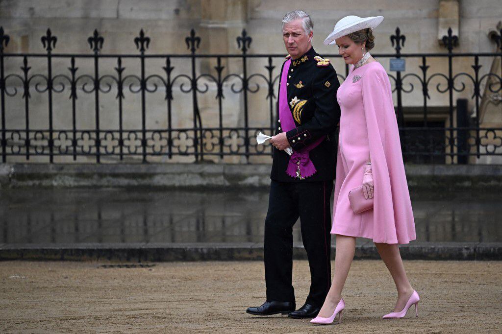 La reina Matilde de Bélgica también siguió la tendencia rosa y lució un vestido con capa que hizo juego con sus accesorios y zapatos; el sombrero, por otro lado, es blanco y combinó con su collar. 