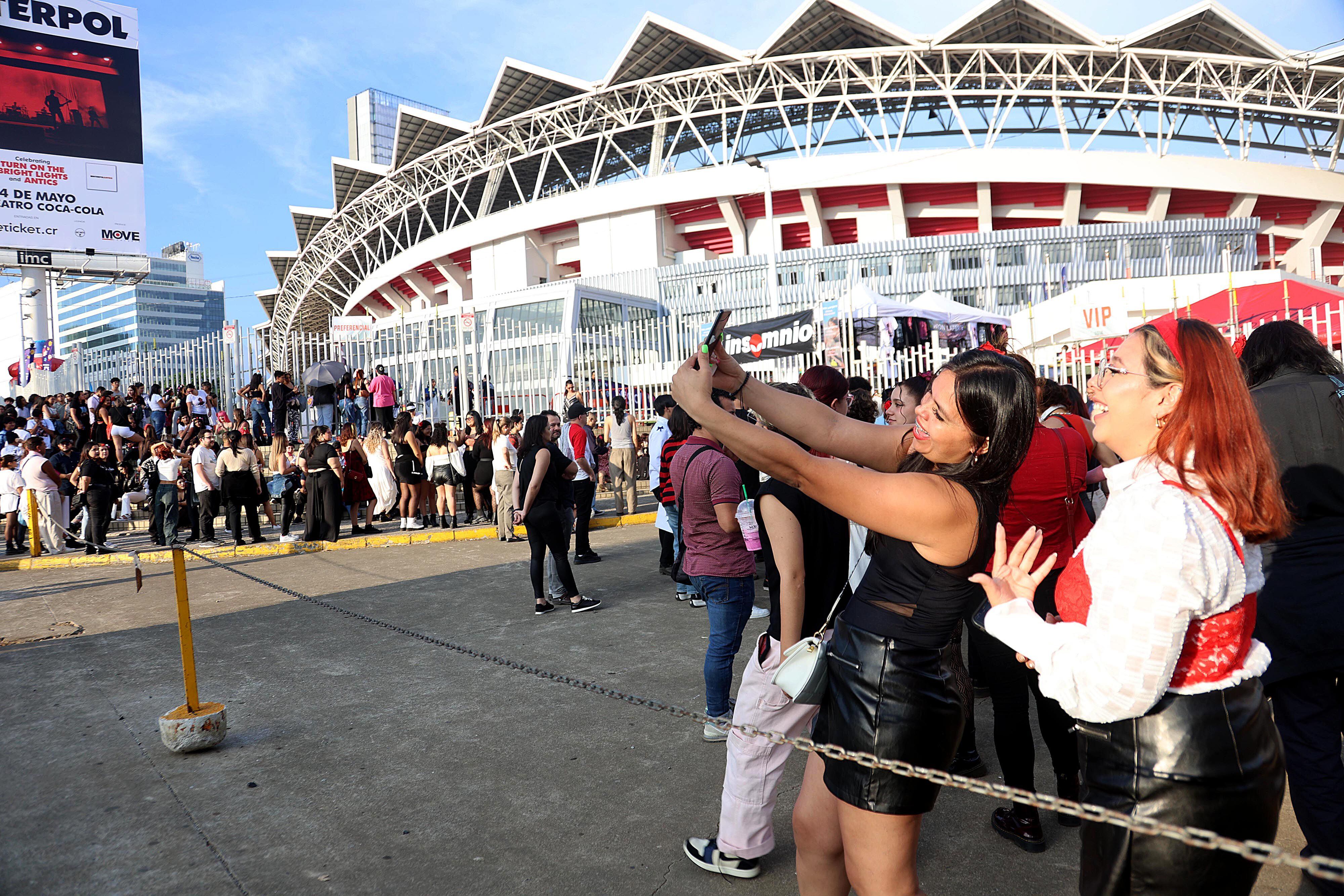 Por la tarde, las afuertas del Estadio Nacional se fueron llenando de fans de Mon Laferte, quien presentaría su concierto 'Autopoiética' en Costa Rica.