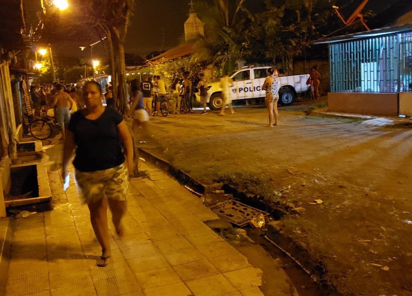 Los vecinos de Fray Casiano en Chacarita, que observaban la acción policial tuvieron que guarecerse al escucharse nuevas detonaciones cerca. Foto: Andrés Garita.
