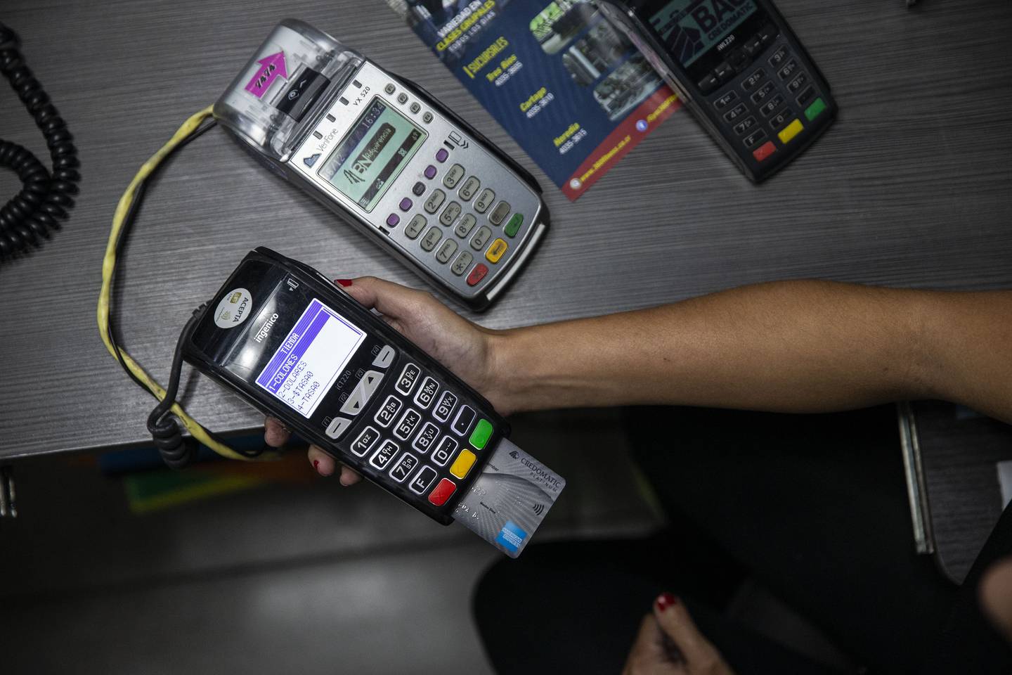 Comerciantes conviven con nuevo esquema de cobro por uso de datáfonos y  tarjetas