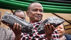 Minero de Tanzania se hace millonario de la noche a la mañana al descubrir dos enormes piedras preciosas