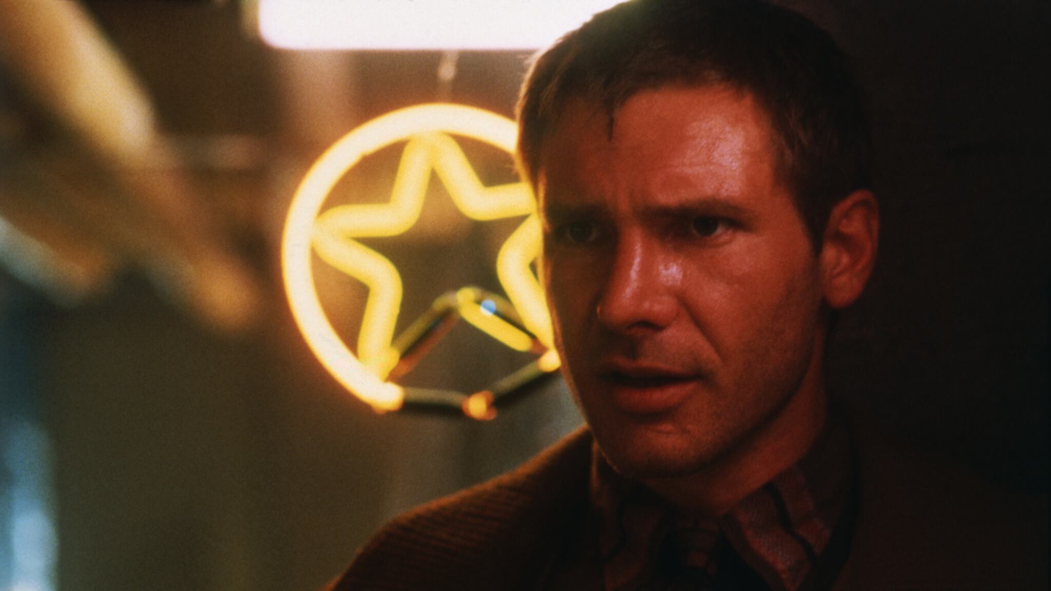 'Blade Runner': En un mundo distópico, un cazador de replicantes enfrenta la moralidad de perseguir seres casi humanos.