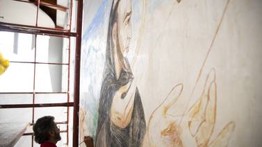 Así rescatan tres murales, pintados por la tica Margarita Bertheau en los años 50, que estaban agonizando